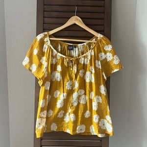 Gap yellow and white floral print short flutter sleeve blouse. Size medium.